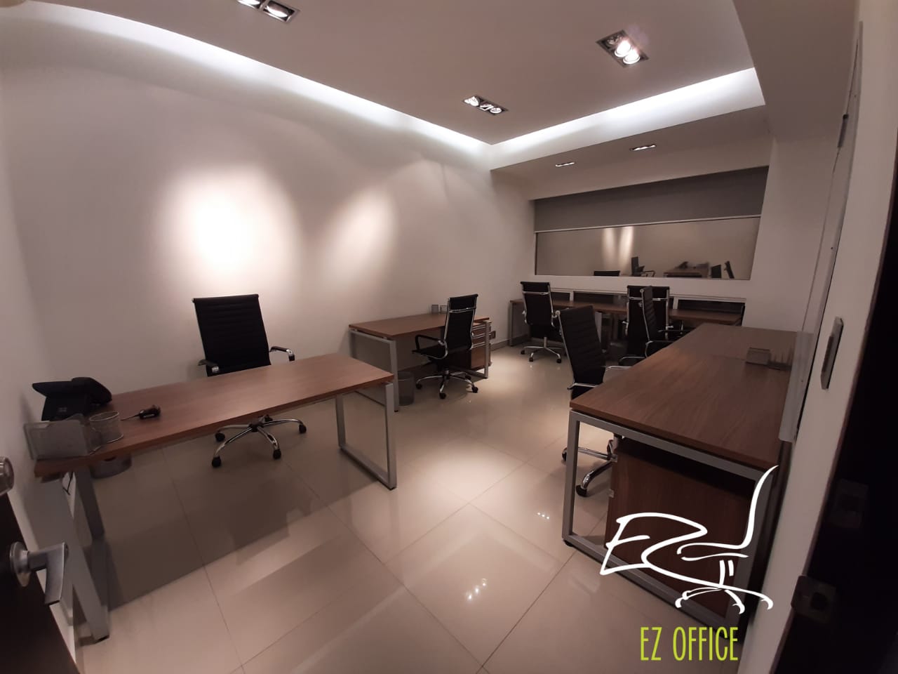 Oficina para equipo con iluminación de diseño