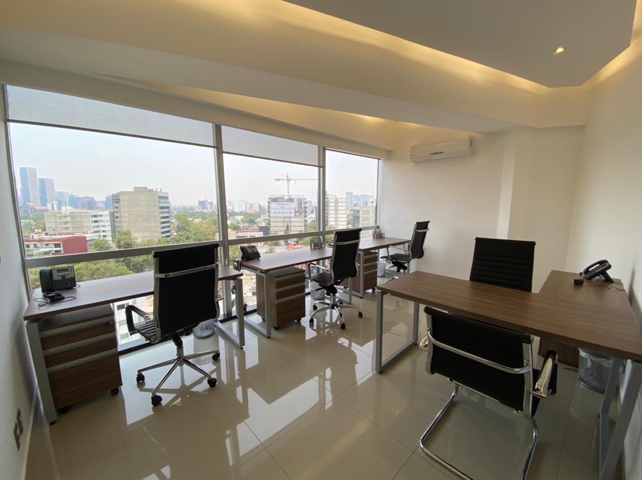 Oficina de equipo con vista a la ciudad