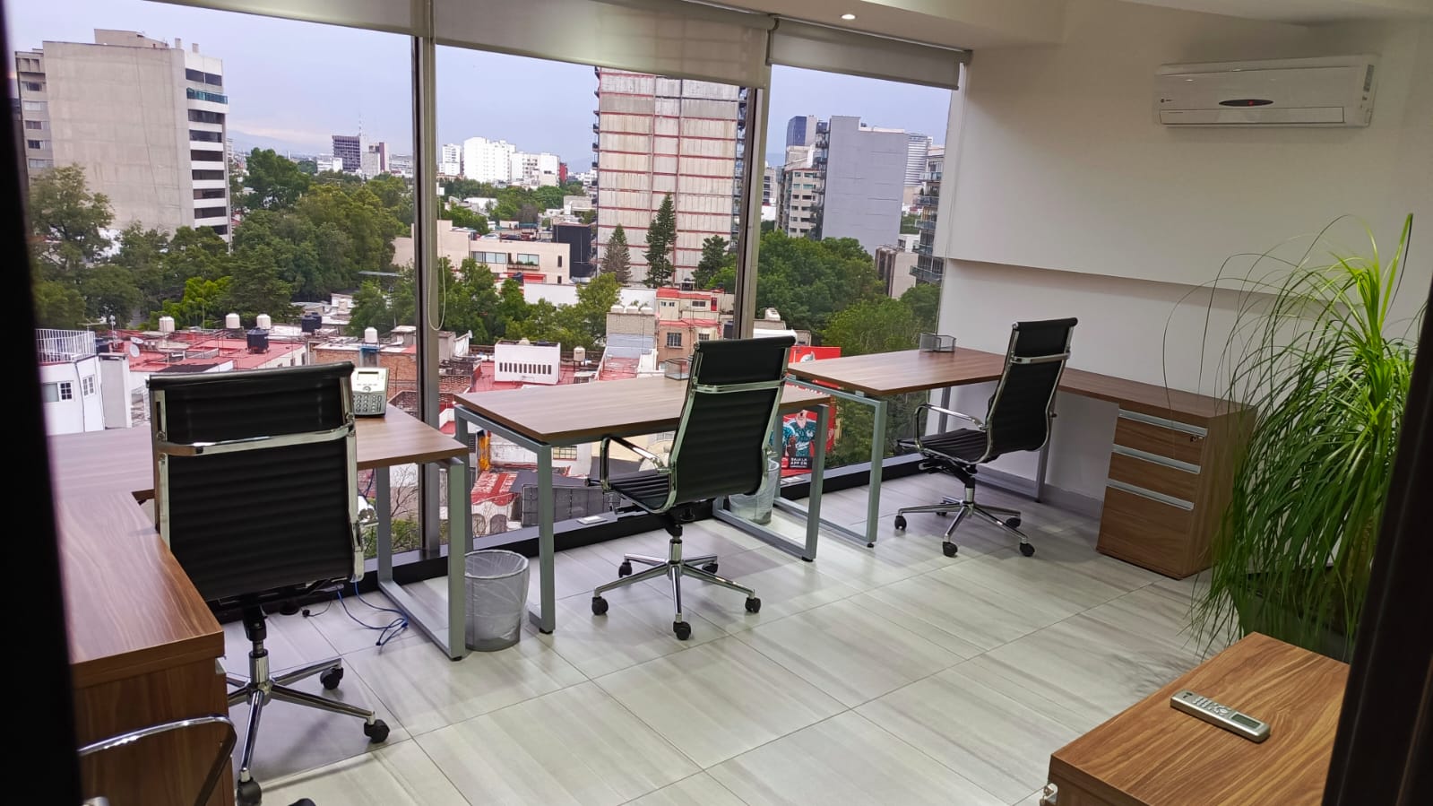 Oficina compartida con vista a la ciudad