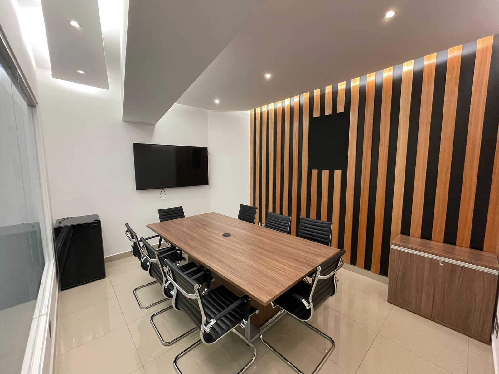 Sala de juntas con acabado en madera