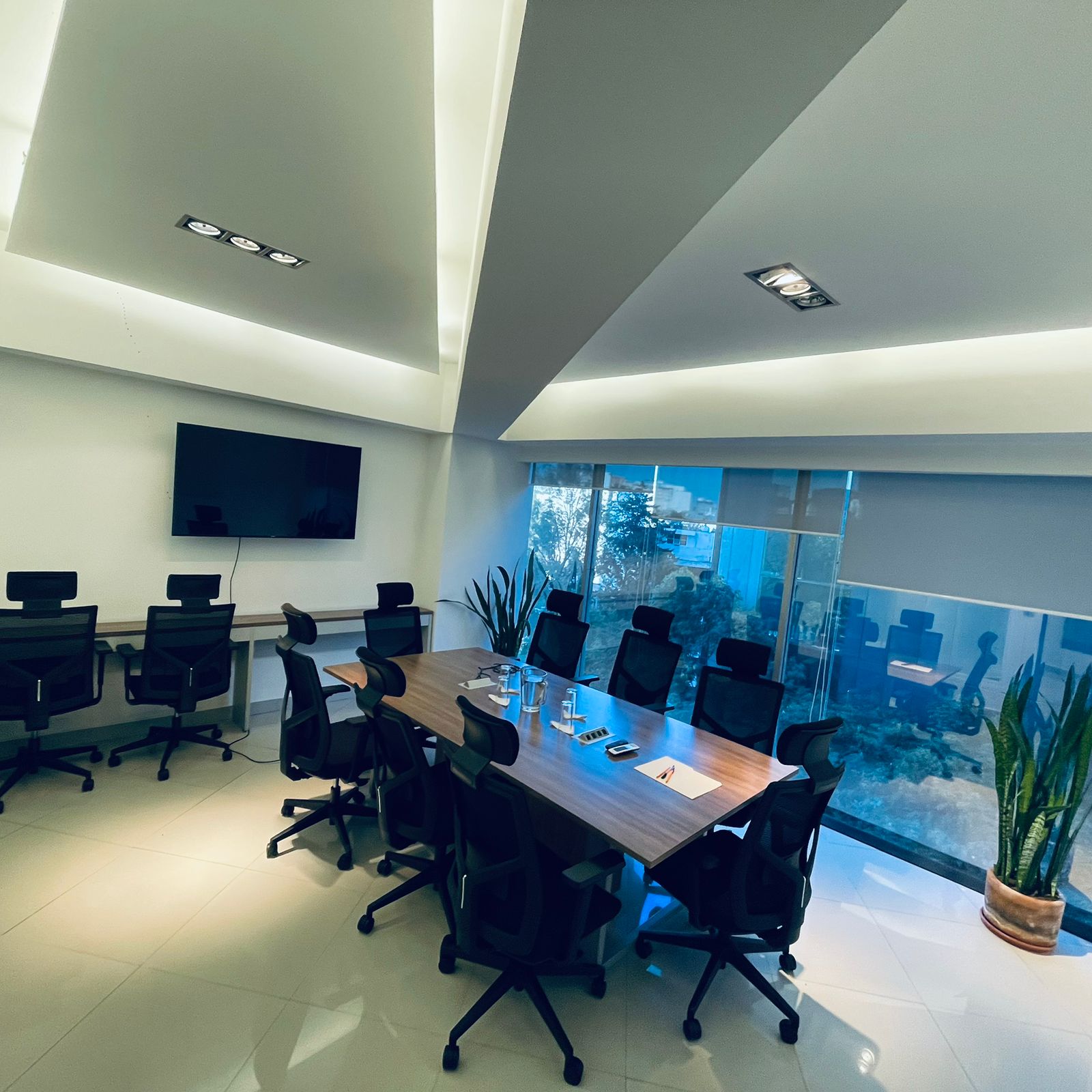 Sala de juntas ejecutiva con pantalla