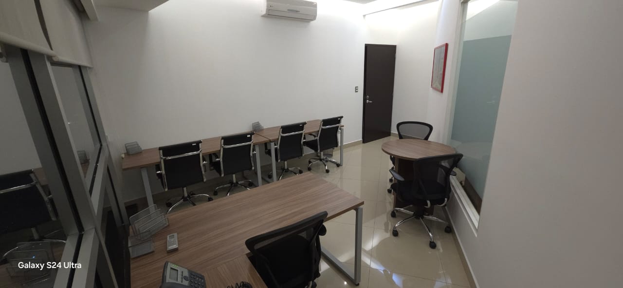 Sala de trabajo con escritorios individuales